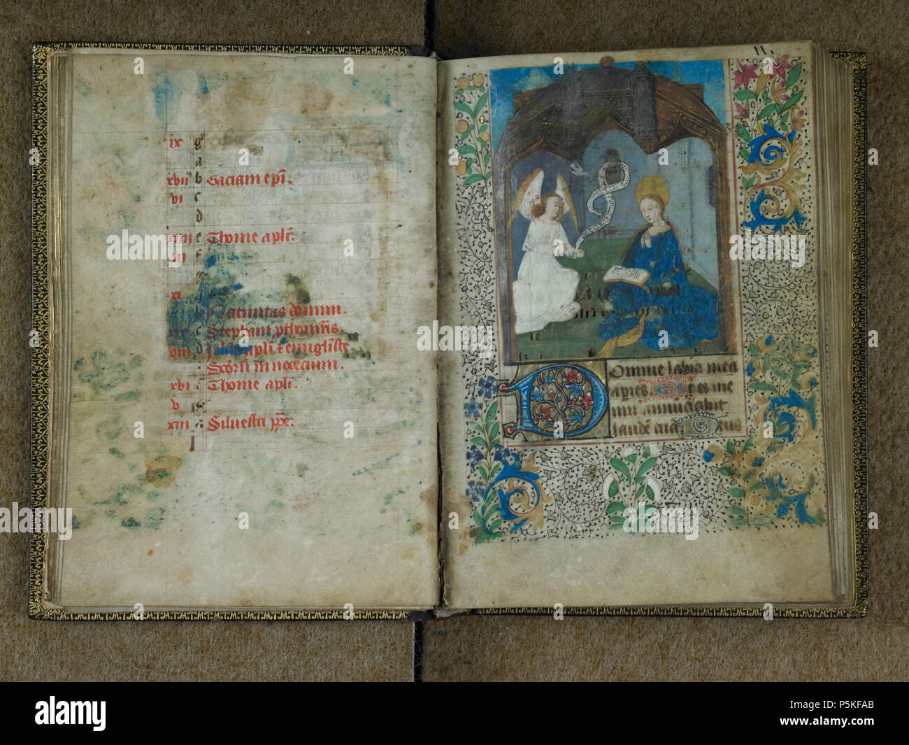 N/A. Français : Annunciazione à la Vierge. Immagine extraite du Livre d'heures : calendario en latin où figurent Sts Donatien et Rogatien, Sansone, évêque, Armagilus, confesseur, St Michel in Monte Tumba, St Yves et sa la traduzione, St Mélanus episcopus, presentatio Beate Marie. Au XVIe siècle, le volume appartenait à Vincent Ogier demeurant à Dol et à sa fidanzata Perrine Clinchant de Saint Malo. Mansucrit breton numérisé par l'Institut de recherche et d'histoire des textes (CNRS). Numérisé Manuscrit de la Bibliothèque municipale de Brest, Francia. Xv secolo. Anonimo 234 Brest Livre d'heures Anno Foto Stock