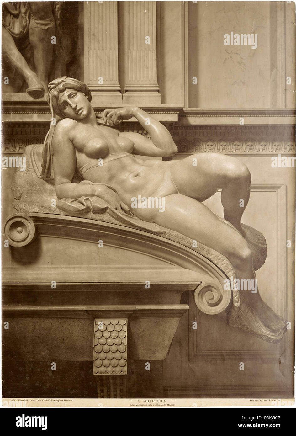 N/A. Michelangelo la figura della tomba di Lorenzo de' Medici: 'L'Aurora", Firenze. 1880 l. Il nero di seppia di tonalità stampe di carbonio. Circa 59 x 42,5 cm. 1880 l. Fratelli Alinari 85 Alinari Medici tomba Aurora Foto Stock