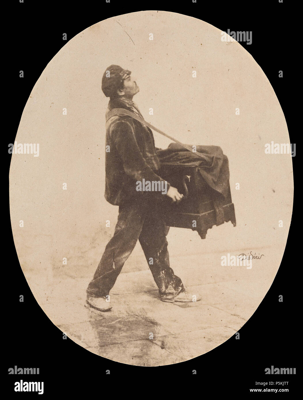 L'organo mola; André Adolphe-Eugène Disdéri (francese, 1819 - 1889); circa 1853; salati stampa carta; 15 x 12,1 cm (5 7/8 x 4 3/4 in.); 90.XM.56,4 100 André Adolphe-Eugène Disdéri, Le Joueur d'orgue (l'organo mola), circa 1853 Foto Stock