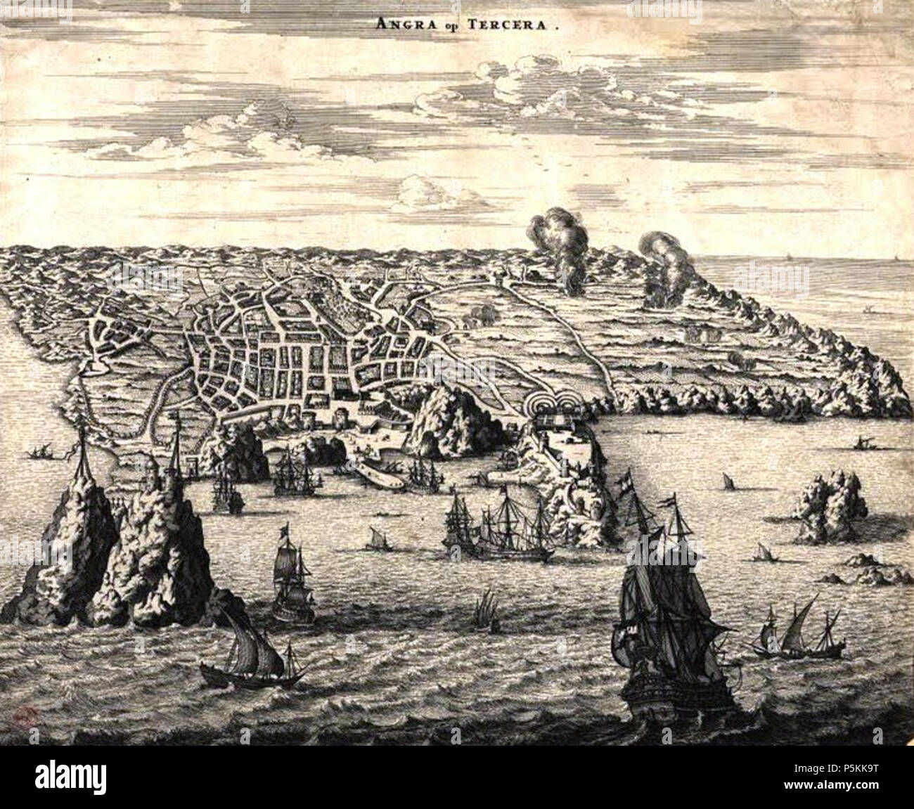 N/A. Português: 'Angra op Tercera', gravura da baía e cidade de Angra (atual Angra do Heroísmo) na Ilha Terceira, Açores. 1671. Jacob van Meurs 102 Angra na terceira (in sec. XIX) Foto Stock