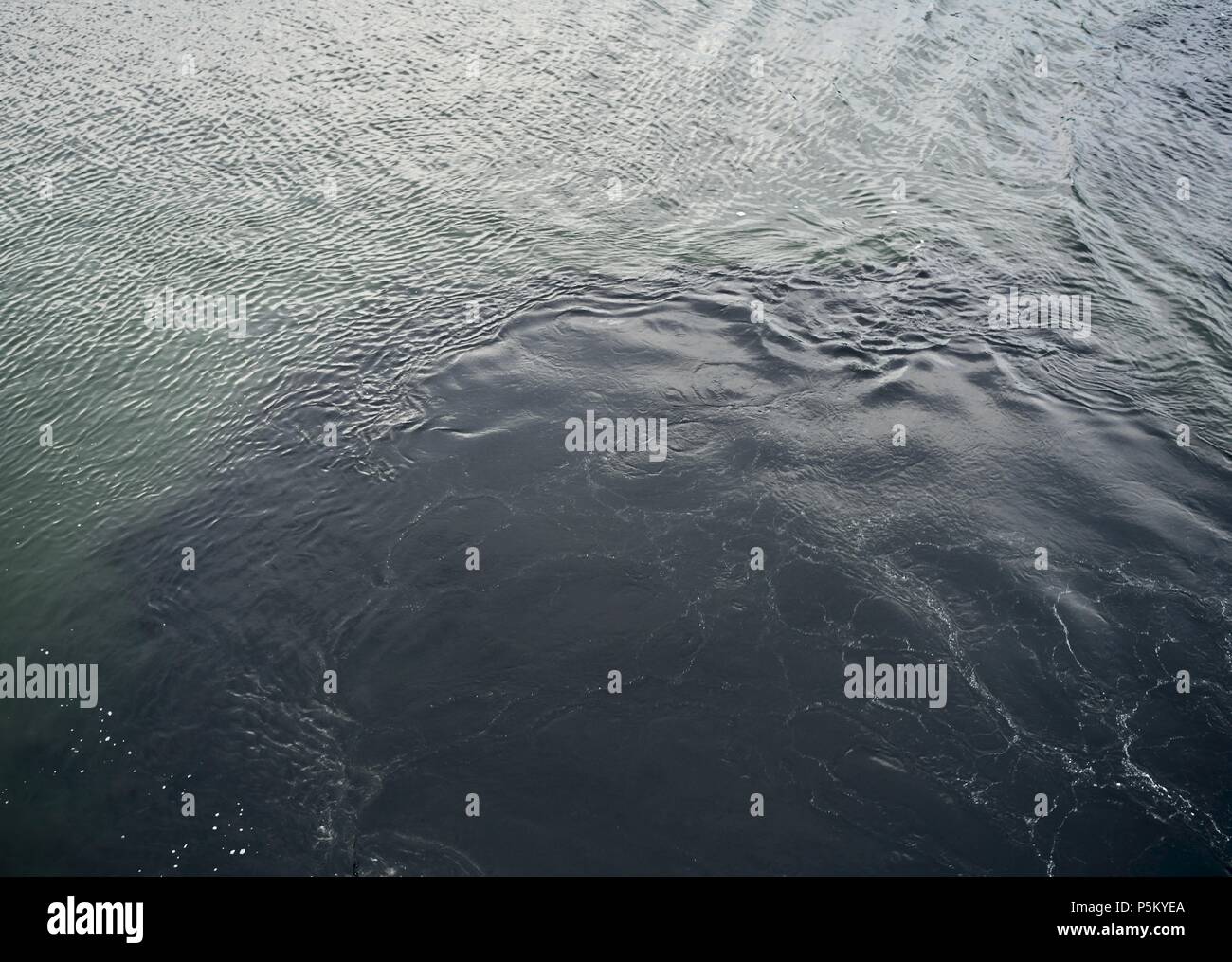 La fuoriuscita di olio nell'Oceano Atlantico da una barca di traghetto Foto Stock