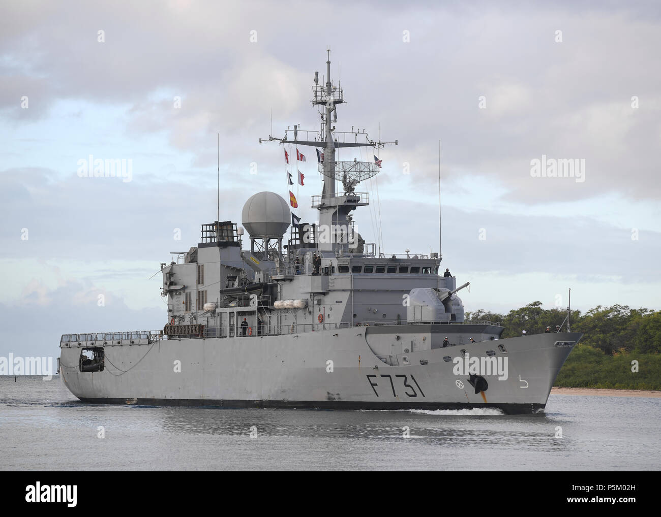 180626-N-KR702-0015 PEARL HARBOR (26 giugno 2018) Marina Francese frigate Prairial FS (F731) arriva a base comune a Pearl Harbor Hickam in preparazione per RIMPAC 2018. Venticinque nazioni, più di 45 navi e sottomarini, circa 200 aerei e 25.000 personale partecipano RIMPAC dal 27 giugno al 2 agosto in e intorno alle Isole Hawaii e la California del Sud. Il più grande del mondo marittimo internazionale esercitazione RIMPAC offre una singolare opportunità di formazione promuovendo e sostenendo le relazioni cooperative tra i partecipanti sono fondamentali per garantire la sicurezza delle rotte marittime e securit Foto Stock