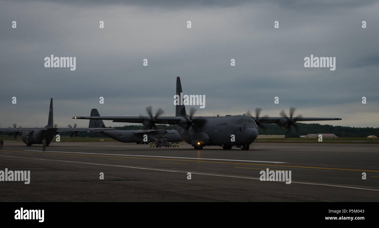 Stati Uniti Air Force C-130J Super Hercules aeromobile da Yokota Air Base, Giappone pronti per il decollo durante il Red Flag-Alaska 18-2 operazioni alla base comune Elmendorf-Richardson, Alaska, 21 giugno 2018. RF-A è Pacific Air Forces " premier air combat esercizio che fornisce l'offensiva congiunta contro-aria, interdizione, chiudere il supporto aereo e la grande forza della formazione professionale in un combattimento simulato l'ambiente. RF-un esegue il mondo del premier giunto tattico e la coalizione di combattimento aereo esercizio occupazione, progettato per replicare le sollecitazioni warfighters faccia durante i loro primi otto a dieci combattere sortite. RF-A ha th Foto Stock