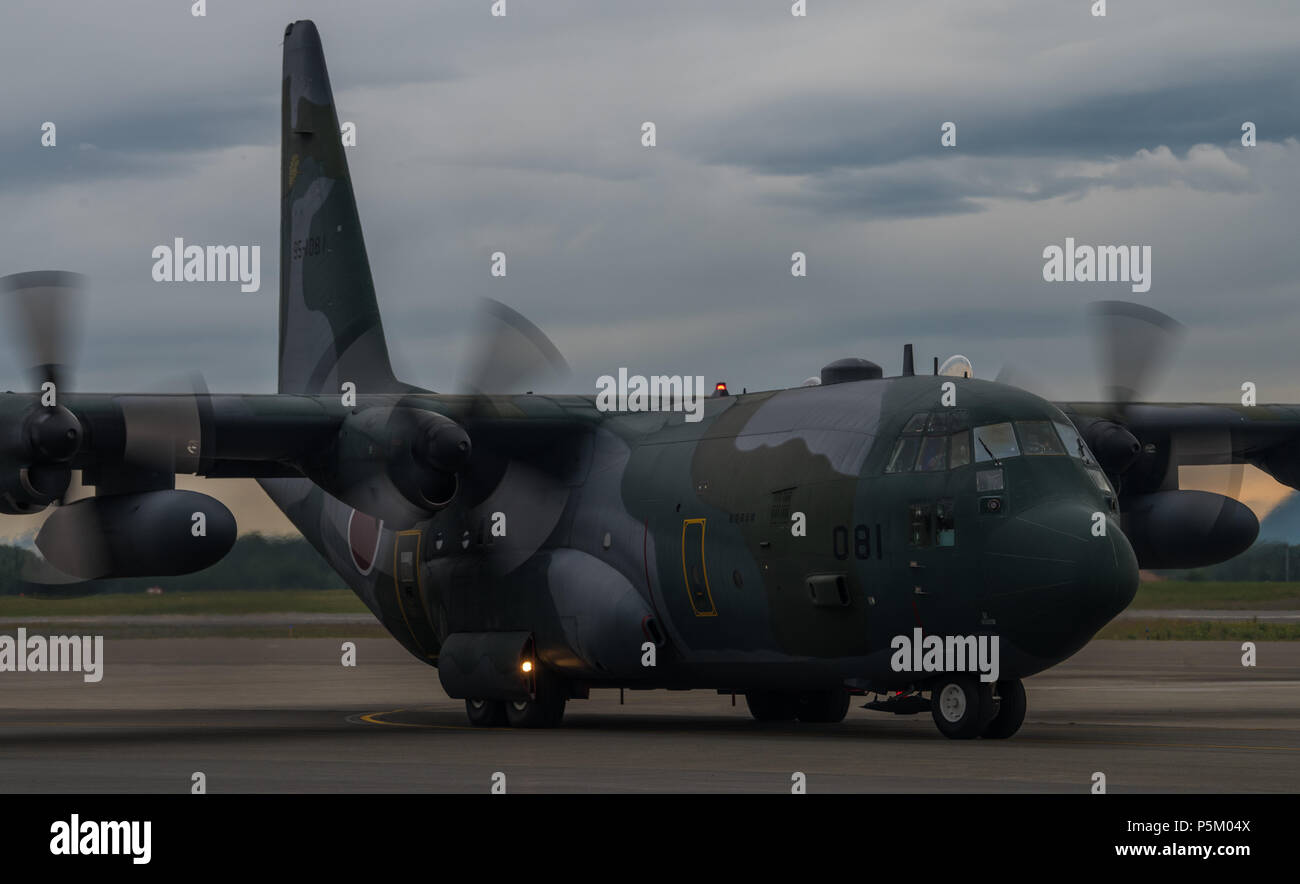 Un Giappone Aria forza di autodifesa C-130H Hercules da Hamamatsu Air Base, Giappone, taxi verso il basso la Flightline durante il Red Flag-Alaska 18-2 operazioni alla base comune Elmendorf-Richardson, Alaska, 21 giugno 2018. RF-A è Pacific Air Forces " premier air combat esercizio e fornisce offensiva congiunta contro-aria, interdizione, chiudere il supporto aereo e di grande forza di formazione occupazionale in un combattimento simulato l'ambiente. Rosso esercizi Flag-Alaska prendere posto nel Comune di Pacific Alaska Range complesso su Alaska. Tutto lo spazio aereo è costituito da ampie operazioni militari aree, ad uso speciale, dello spazio aereo e delle gamme Foto Stock