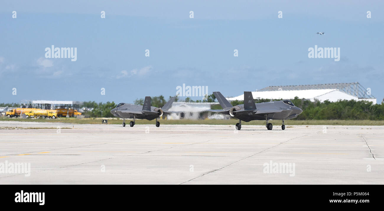 Key West, Florida (25 giugno 2018) F-35un fulmine II aeromobili taxi alla Naval Air Station Key West Boca Chica campo dopo il completamento di un corso di formazione sortie lunedì.Il 422e 59a test di valutazione e di squadroni da Nellis AFB sono sulla stazione conducendo addestramento operativo. conducendo addestramento operativo. Key West è una struttura all'avanguardia per aria-aria combattimento Fighter Aircraft di tutti i servizi militari e fornisce world-class pierside a sostegno degli Stati Uniti e stranieri di navi militari. (U.S. Navy Photo Jolene Scholl/rilasciato) Foto Stock