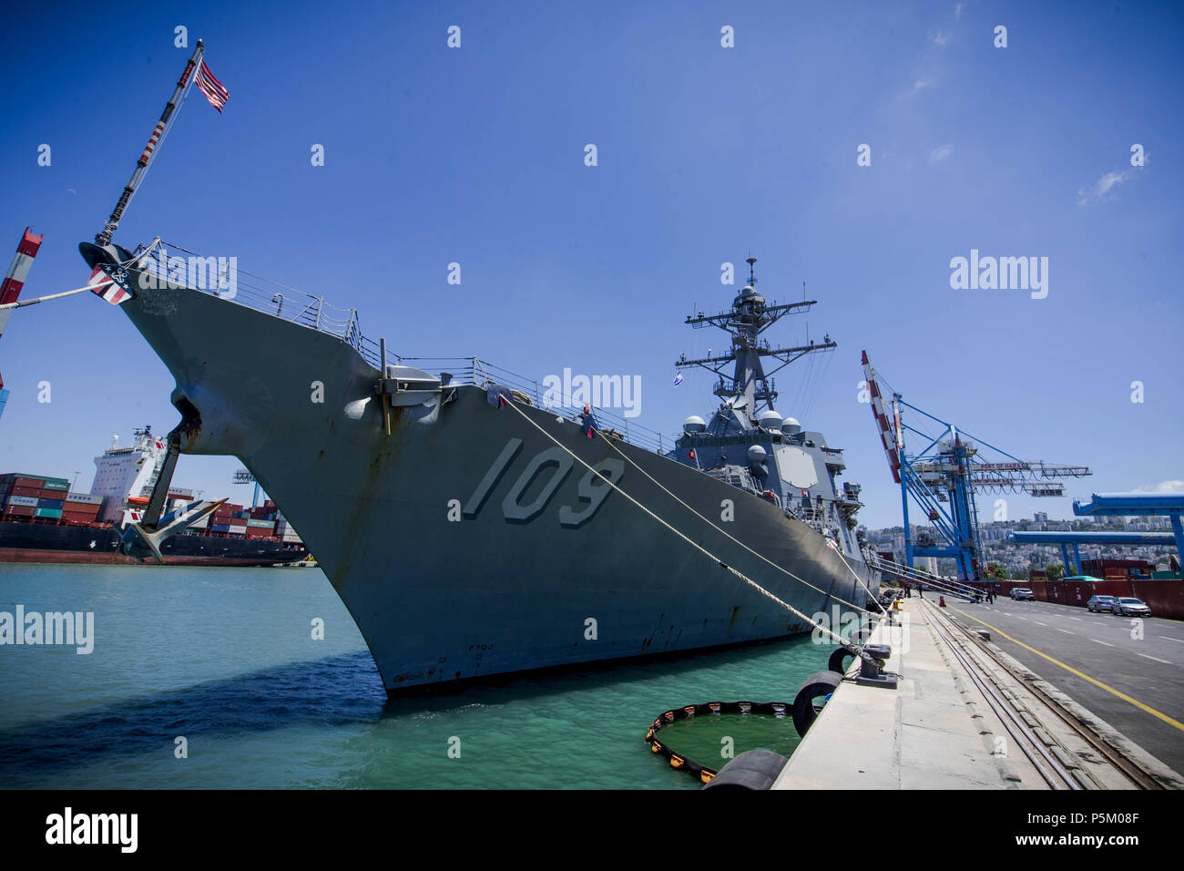 180619-N-UX013-0503 HAIFA, Israele (19 giugno 2018) le visite-missile destroyer USS Jason Dunham (DDG 109) ormeggiata presso il porto di Haifa, Israele, durante una prevista visita porta. Dunham sta conducendo operazioni navali negli Stati Uniti Sesta flotta area di operazioni a sostegno degli Stati Uniti per gli interessi di sicurezza nazionali in Europa. (U.S. Foto di Marina di Massa lo specialista di comunicazione di terza classe Jonathan argilla/rilasciato) Foto Stock