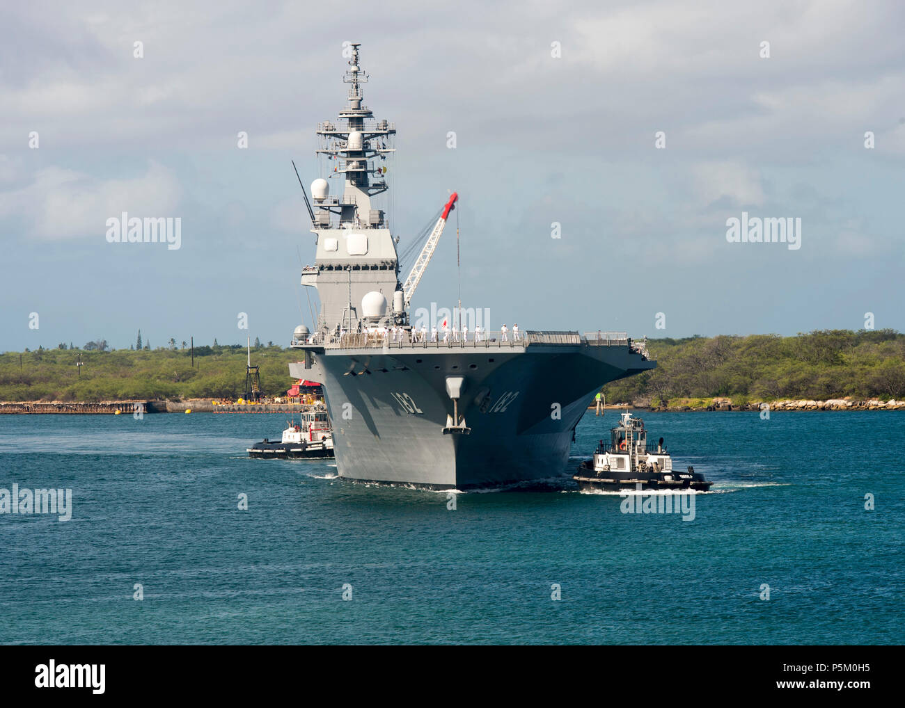 Giappone marittimo Forza di Autodifesa destroyer elicottero nave JS Ise (DDH 182) entra nel porto di perla in preparazione per esercitare il bordo del Pacifico (RIMPAC) 2018. Venticinque nazioni, più di 45 navi e sottomarini, circa 200 aerei e 25.000 personale partecipano RIMPAC dal 27 giugno al 2 agosto in e intorno alle Isole Hawaii e la California del Sud. Il più grande del mondo marittimo internazionale esercitazione RIMPAC offre una singolare opportunità di formazione promuovendo e sostenendo le relazioni cooperative tra i partecipanti sono fondamentali per garantire la sicurezza delle vie marittime e di sicurezza o Foto Stock