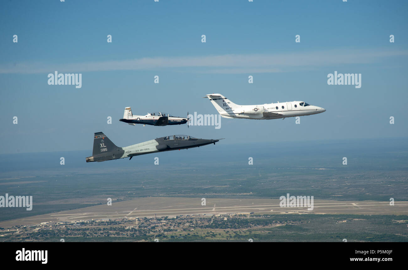 Un T-1 Jayhawk, T-6 texano II, e T-38 Taloni volare in formazione dissimili su Laughlin Air Force Base TX il 16/17 Maggio, 2018. Questa formazione è tipicamente volato come parte della cerimonia di consegna dei diplomi per i piloti la laurea da corsi di laurea formazione pilota. Foto Stock