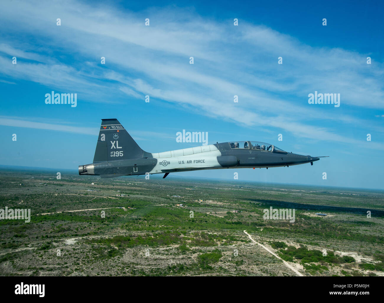 Un T-38 Taloni vola vicino a Laughlin Air Force Base su 16/17 Maggio, 2018. Il T-38 è uno dei tre aeromobili volato da piloti durante il corso di laurea formazione pilota. Foto Stock