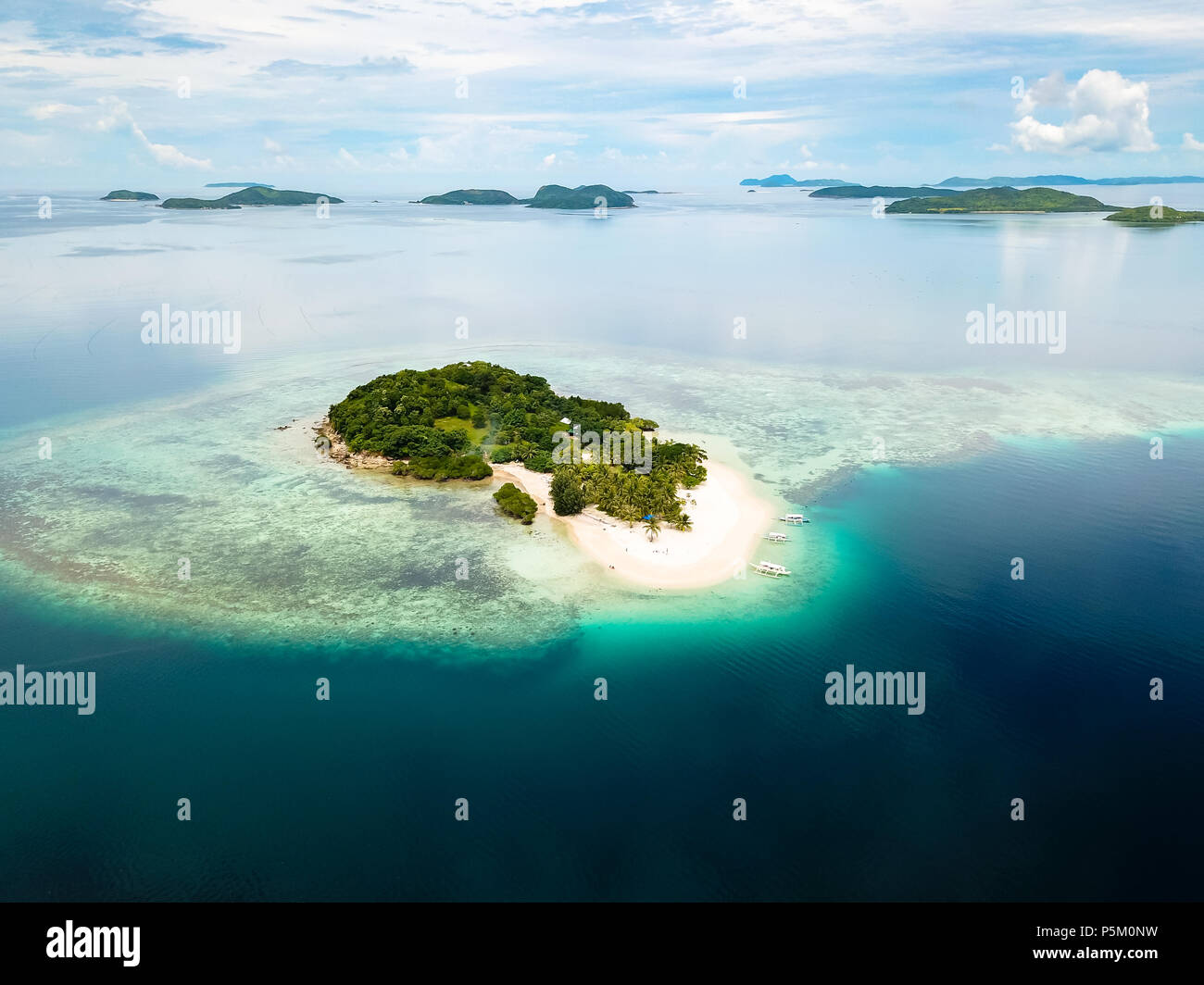 Vista aerea dall'alto di un'isola tropicale isolata con spiaggia di sabbia bianca in mezzo al mare blu profondo, isola di Siargao, Filippine Foto Stock