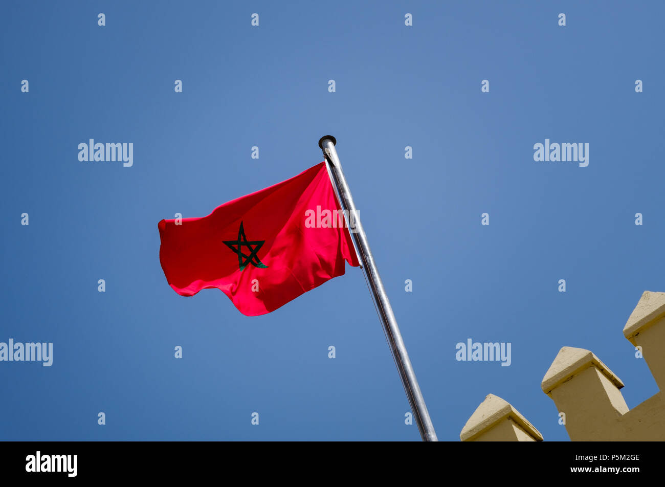 FEZ, in Marocco - circa aprile 2017: bandiera marocchina in Fez su un cielo blu. Foto Stock