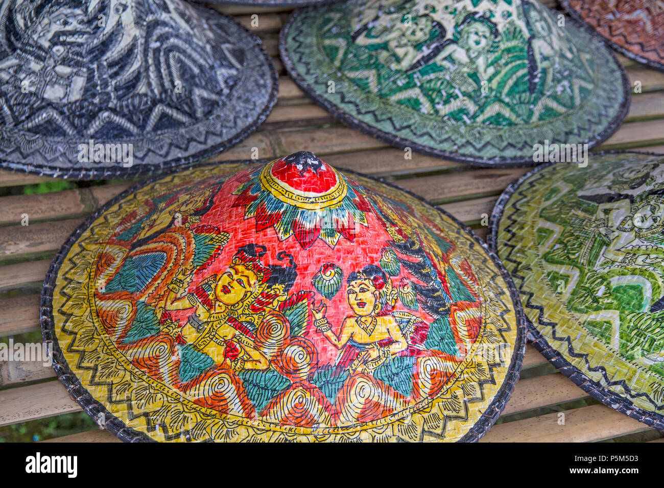 Souvenir colorati cappelli in un marketplace Balinese. Foto Stock
