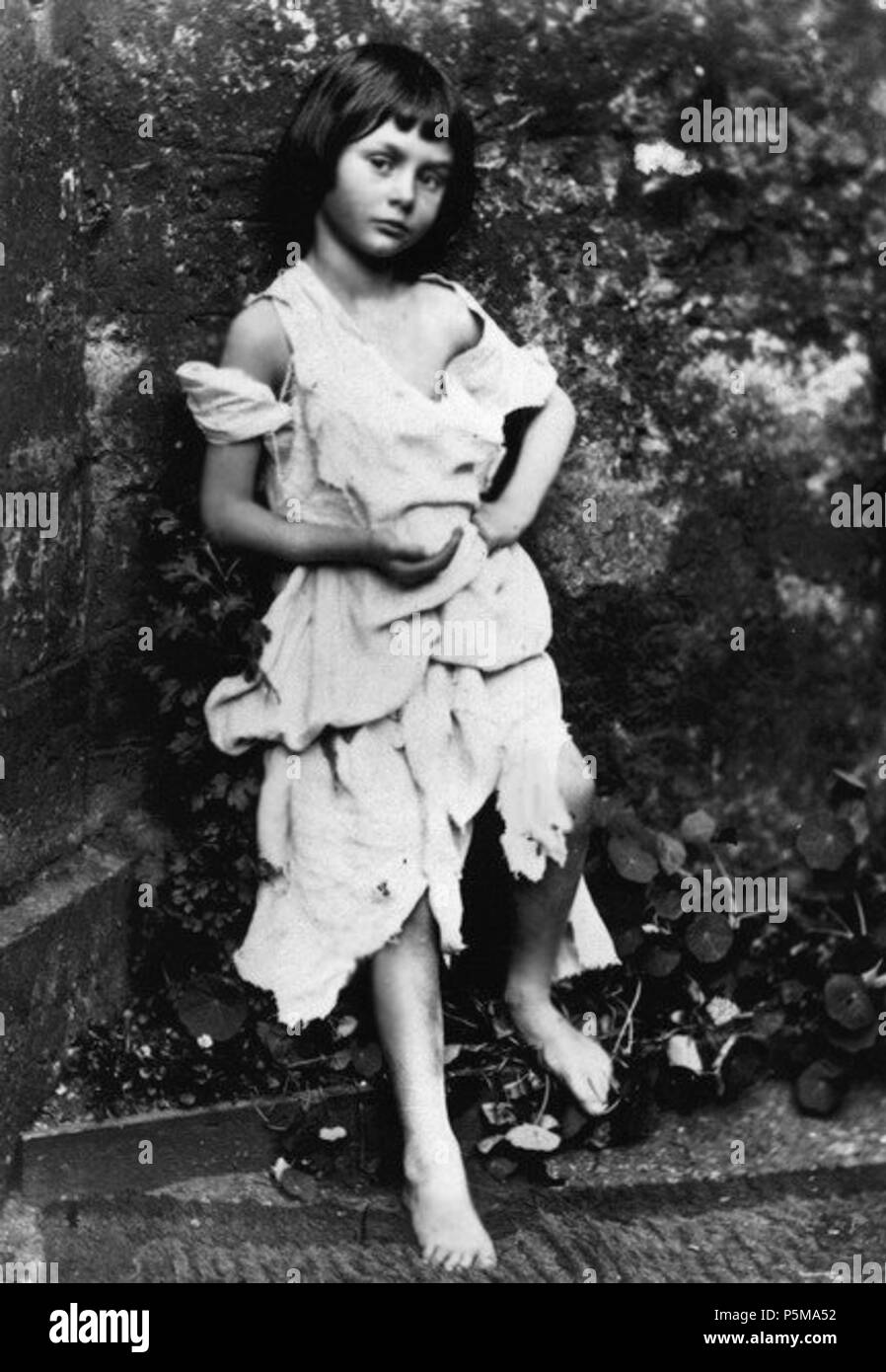 N/A. Inglese: Alice Liddell come un mendicante-cameriera (dalla storia di Cophetua). Supposto foro di strappo o inchiostro-blot in foto rimossa digitalmente. Questo è stato pubblicato per la prima volta in Carroll biografia dal nipote: Collingwood, Stuart Dodgson (1898) La vita e le lettere di Lewis Carroll, Londra: T. Fisher Unwin, pagg. P. 80 recuperato il 22 dicembre 2010. . 1858. Lewis Carroll (1832-1898) nomi alternativi Charles Lutwidge Dodgson Descrizione British-English scrittore, matematico e fotografo Data di nascita e morte 27 Gennaio 1832 14 gennaio 1898 Luogo di nascita e morte Daresbury, Cheshire, Inghilterra Gu Foto Stock