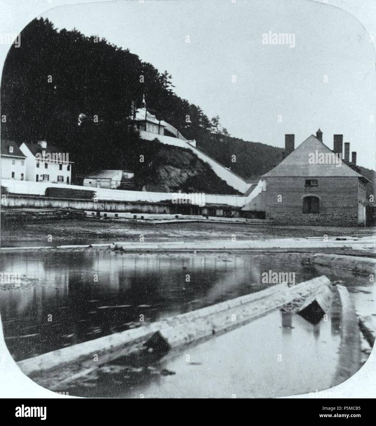 N/A. Inglese: fotografia, Wolfe's Cove, Quebec City, QC, circa 1860,  William Notman (1826-1891), sali di argento su carta montati su scheda -  processo di albume - 7,3 x 7 cm Français :