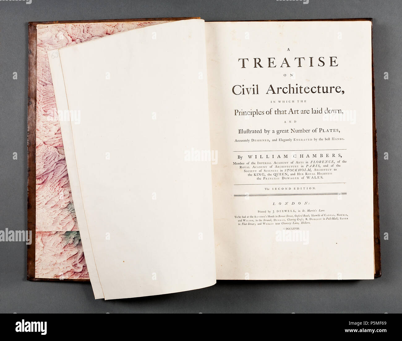 . Nota: per scopi documentali la descrizione originale è stato conservato. Correzioni fattuali e descrizioni alternative sono incoraggiati separatamente dalla descrizione originale. Boken Treatise on architettura civile av William Chambers, 1768. Nyckelord: Böcker, Föremålsbild, Arkitektur, 1760-tal. Un trattato di architettura civile, in cui i principi di tale tecnica sono stabilite... La seconda edizione. Londra; stampato da J. Dixwell... Per essere avuto presso l'autore della casa in Berner Street... MDCCLXVIII. Svenska: Sprängd kalv m. guldtr dekor rygg + guldtr. rambård pärmar. Marmorerat papper fp + bp in Foto Stock