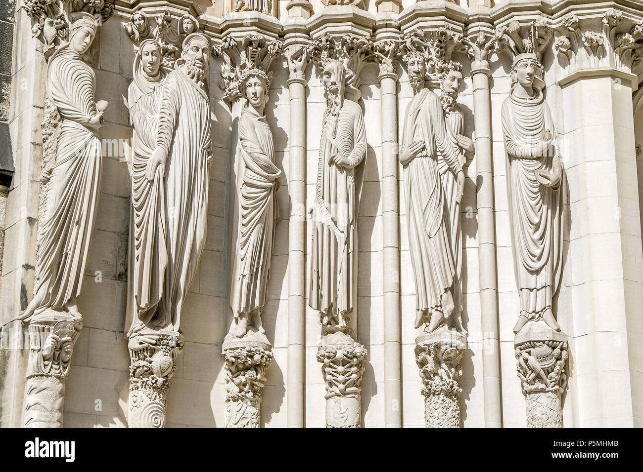 Figure espressive su uno dei portali della chiesa cattedrale di San Giovanni il divino in NYC. Foto Stock