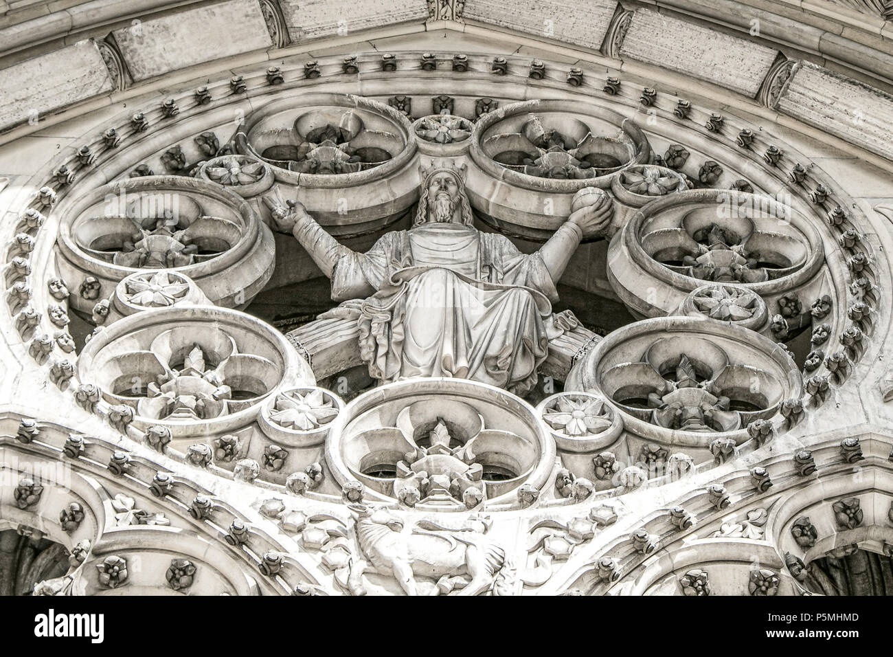 La parte anteriore della Chiesa Cattedrale di San Giovanni il divino in NYC. La parte superiore del portale del paradiso. Foto Stock