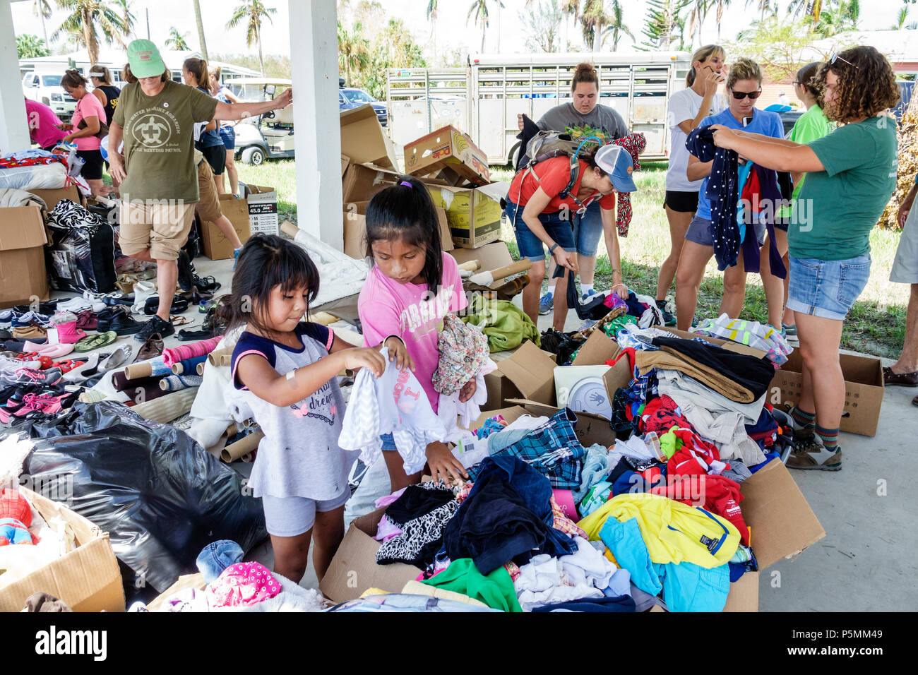 Everglades City Florida, dopo l'uragano Irma Storm aiuto assistenza disastro, sito di distribuzione donazioni gratuito di abbigliamento pile, donne ispaniche ragazze cercando Foto Stock