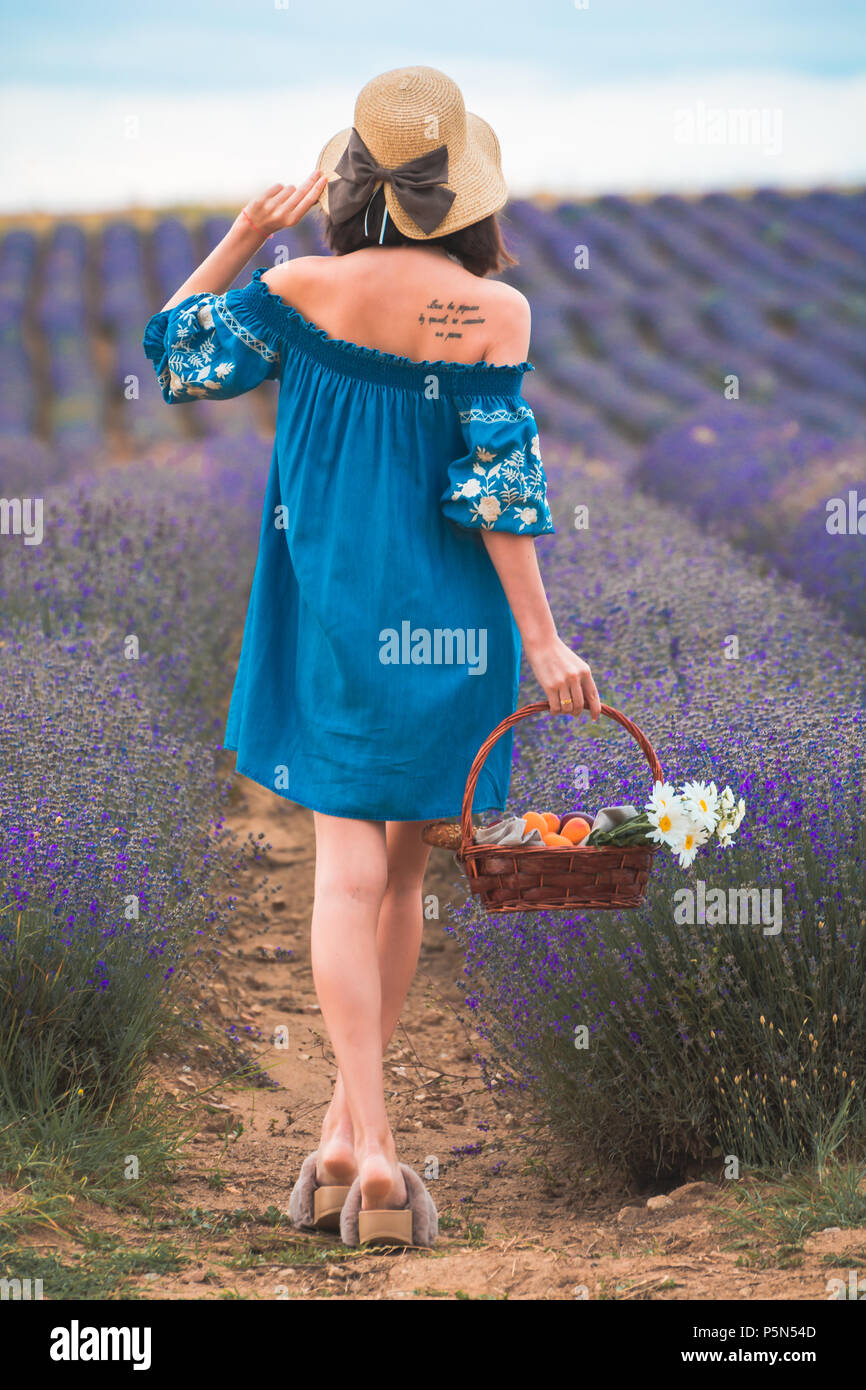 Giovane bella donna attraente in una fioritura di campi di lavanda vicino a Plovdiv in Bulgaria. Fioritura di fiori di lavanda in Bulgaria. Foto Stock