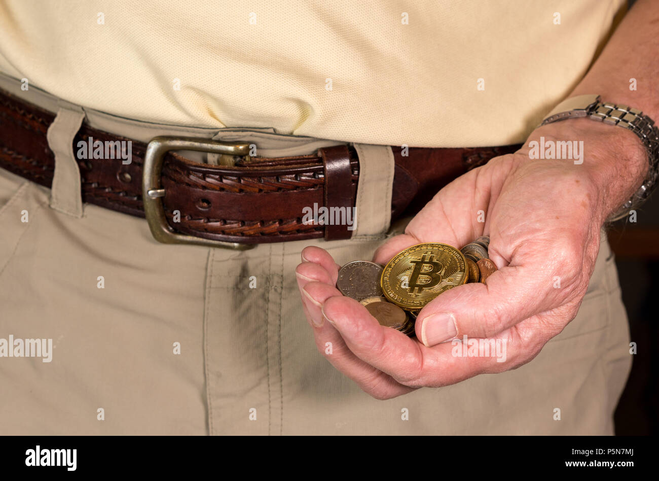 Bitcoin moneta nel cambiamento allentato in mano mans Foto Stock