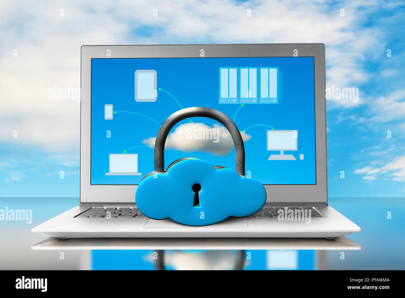 Forma di Cloud bloccare con un computer portatile sul tavolo blu sullo sfondo del cielo Foto Stock