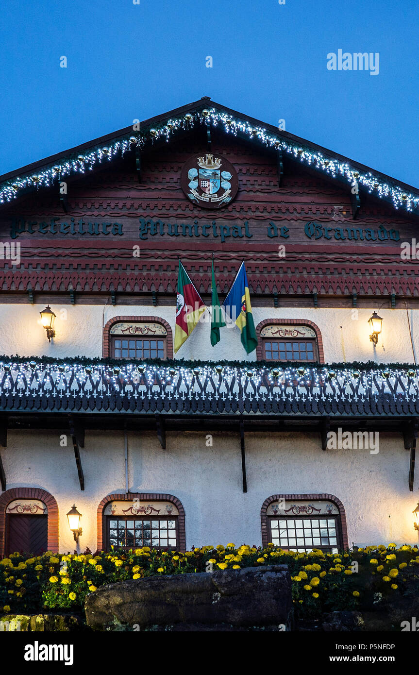 Gramado city hall coloniale tedesca architettura in legno notte Foto Stock