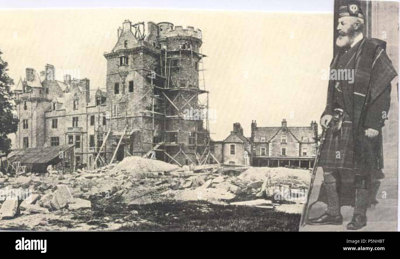 N/A. Inglese: il castello di Beaufort in costruzione nel tardo 1870 - XIII Signore Lovat è mostrata a destra . circa 1875. Questo file è privo di informazioni sull'autore. 180 Beaufort la costruzione del castello Foto Stock