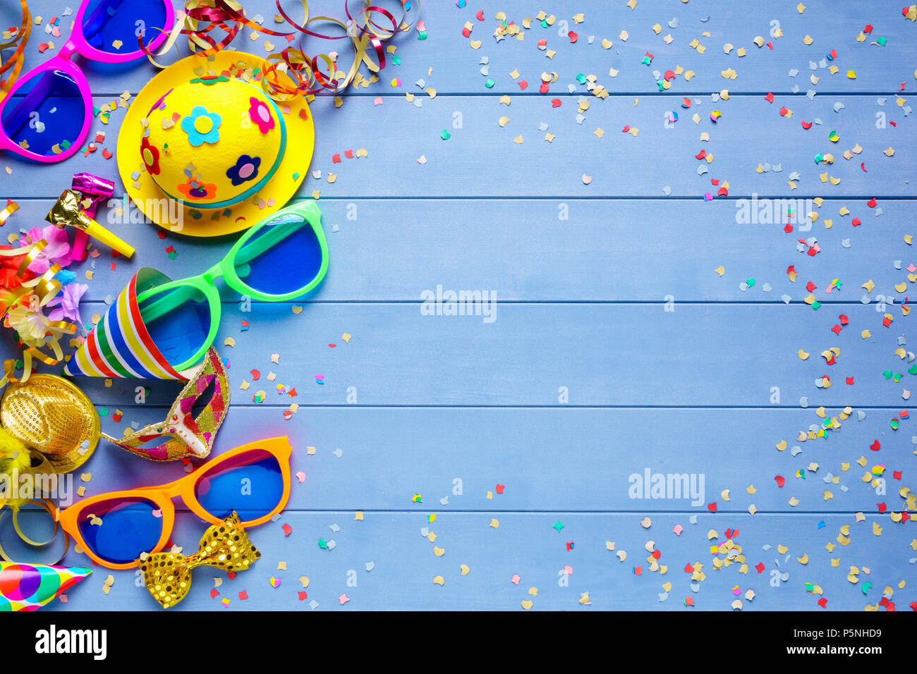 Parte colorata di un compleanno o di sfondo di carnevale Foto stock - Alamy