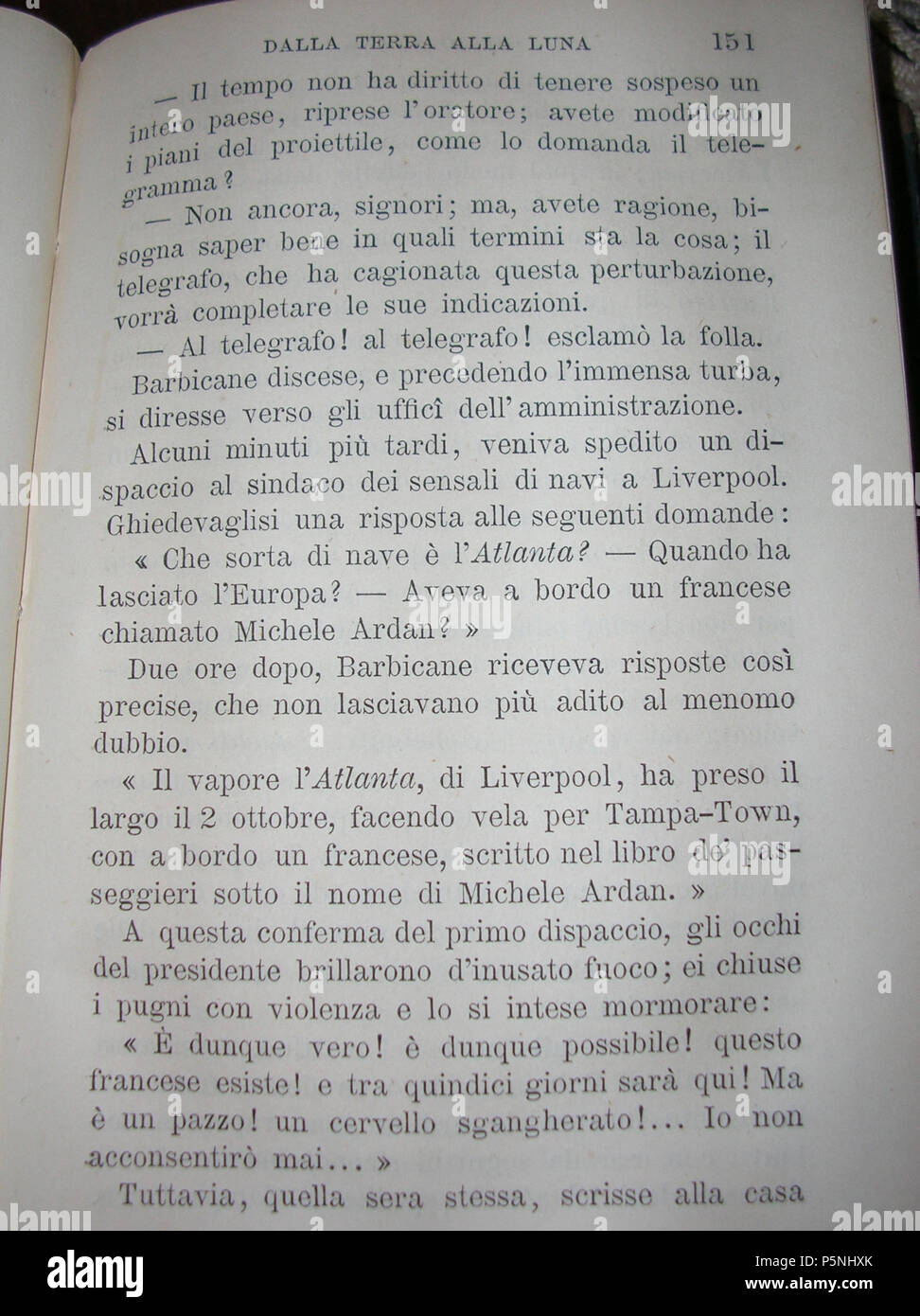 N/A. Foto del libro 'Dalla Terra alla Luna", stampata nel 1880. . Jules Verne (1828-1905) nomi alternativi Jules Gabriel Verne Descrizione lo scrittore francese Data di nascita e morte 8 Febbraio 1828 24 marzo 1905 Luogo di nascita e morte Nantes Amiens periodo di lavoro 1850- competente controllo : Q33977 VIAF:76323989 ISNI:0000 0001 2140 0562 ULAN:500253402 LCCN:N79064013 NLA:35580378 WorldCat 406 Dalla Terra alla Luna - 151 Foto Stock