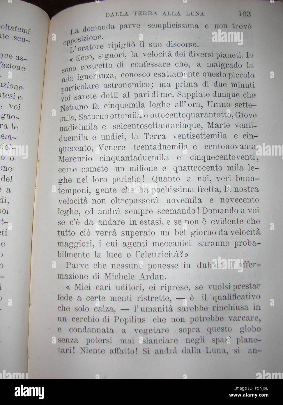 N/A. Foto del libro 'Dalla Terra alla Luna", stampata nel 1880. . Jules Verne (1828-1905) nomi alternativi Jules Gabriel Verne Descrizione lo scrittore francese Data di nascita e morte 8 Febbraio 1828 24 marzo 1905 Luogo di nascita e morte Nantes Amiens periodo di lavoro 1850- competente controllo : Q33977 VIAF:76323989 ISNI:0000 0001 2140 0562 ULAN:500253402 LCCN:N79064013 NLA:35580378 WorldCat 406 Dalla Terra alla Luna - 163 Foto Stock
