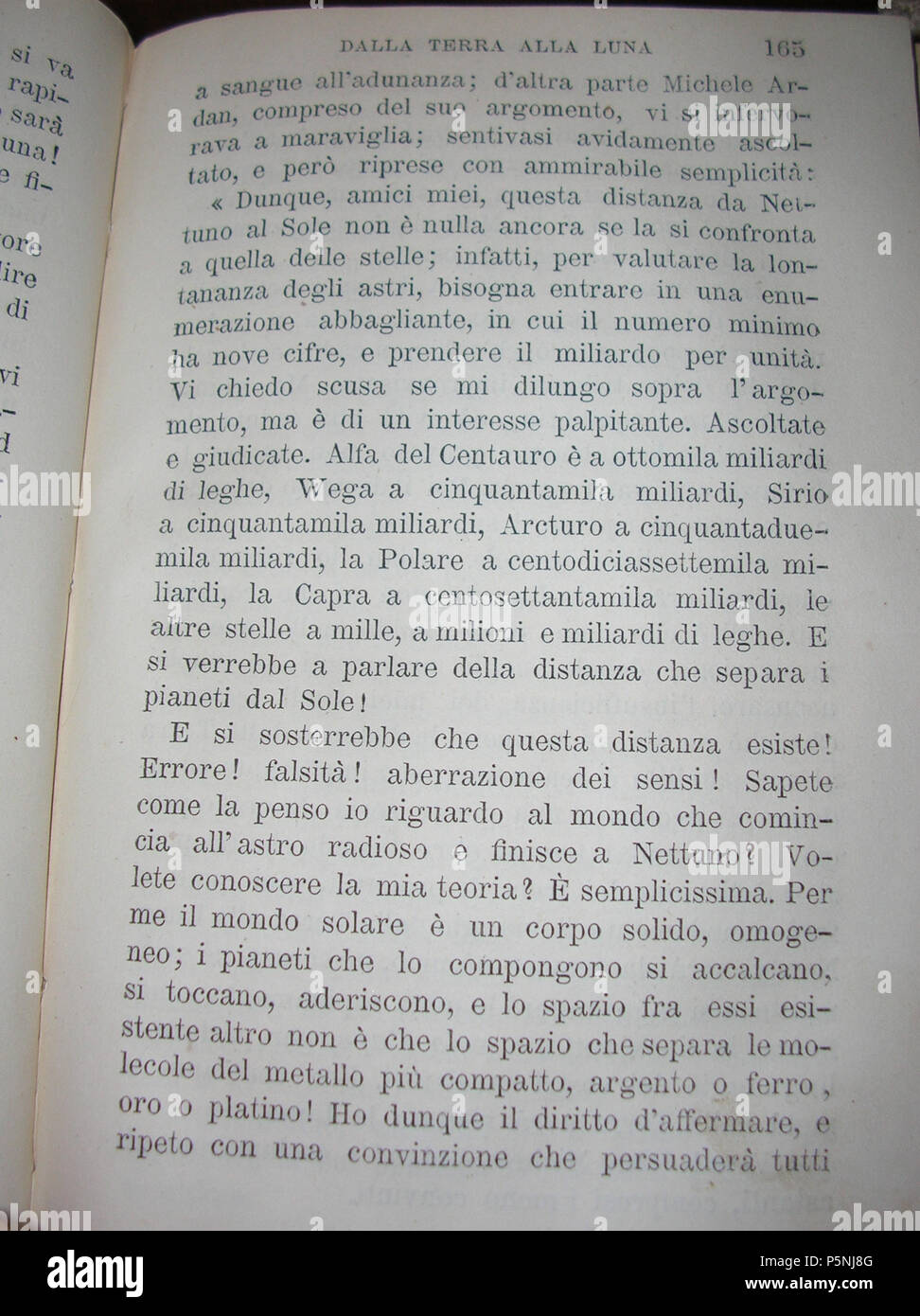 N/A. Foto del libro 'Dalla Terra alla Luna", stampata nel 1880. . Jules Verne (1828-1905) nomi alternativi Jules Gabriel Verne Descrizione lo scrittore francese Data di nascita e morte 8 Febbraio 1828 24 marzo 1905 Luogo di nascita e morte Nantes Amiens periodo di lavoro 1850- competente controllo : Q33977 VIAF:76323989 ISNI:0000 0001 2140 0562 ULAN:500253402 LCCN:N79064013 NLA:35580378 WorldCat 406 Dalla Terra alla Luna - 165 Foto Stock
