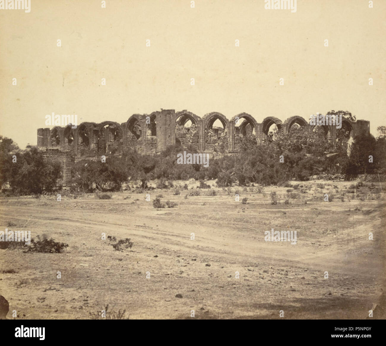 N/A. Inglese: mezzo: stampa fotografica Henry Cousens' Nota: 'L'incompiuta tomba di Ali (II) Adil Shah giace a breve distanza a nord della cittadella e il Gagan Mahal. Il grande alto basamento su cui l'edificio sorge è di 215 piedi quadrati...la più caratteristica peculiare dell'edificio sono i suoi archi. Essi sono puramente gotica nel profilo, di essere colpito da due centri con le curve sono proseguiti fino alla corona....su una piattaforma rialzata nell'involucro interno è la tomba di Ali Adil Shah..." . 1870s. Sconosciuto 169 BaraKaman Foto Stock