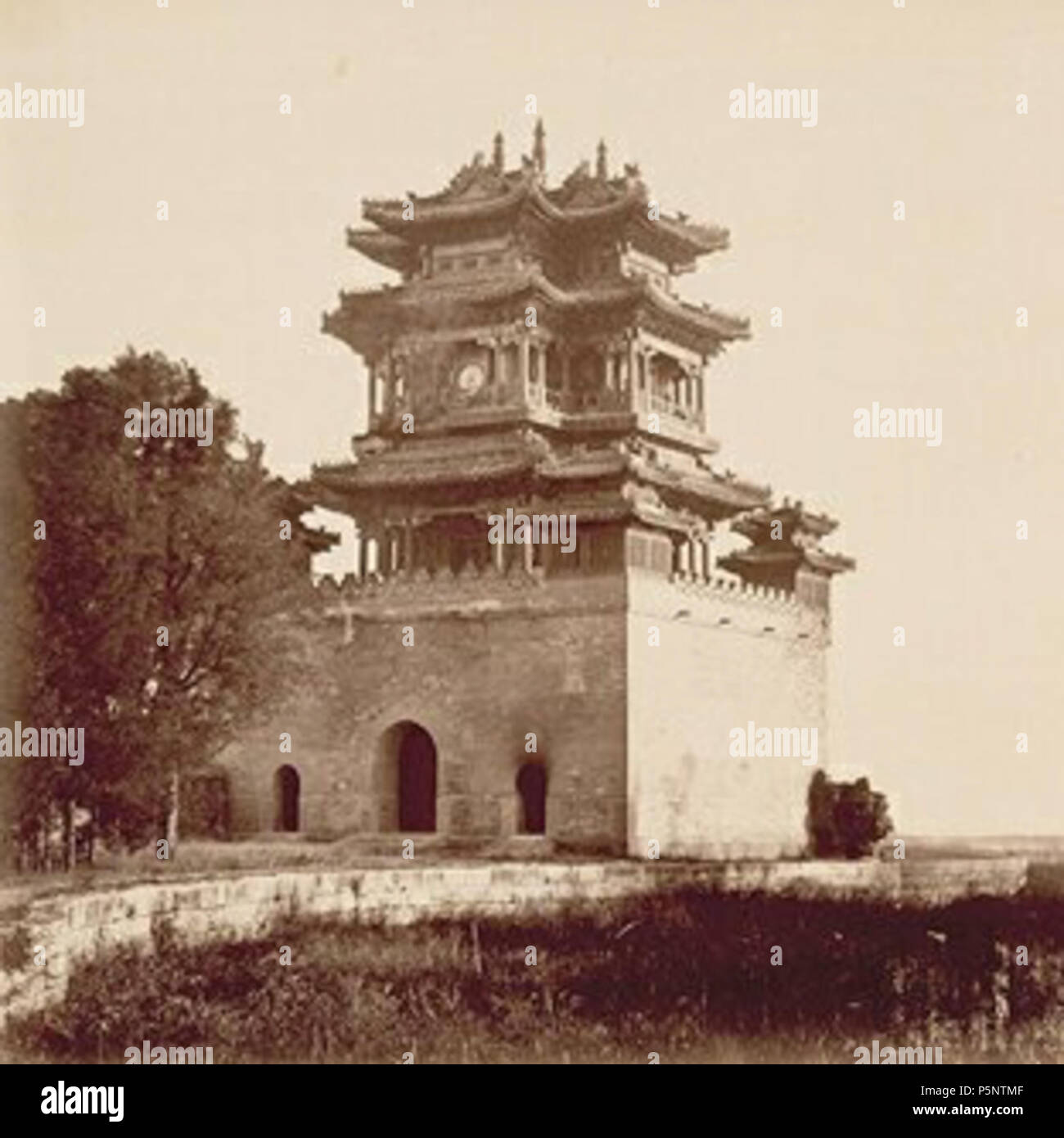 N/A. Inglese: Imperial Summer Palace, prima della masterizzazione, Ming Yuen Yuen (sic), Pekin (titolo da una stampa di questa immagine che appare in un album compilato nel 1862) Vista del Belvedere del dio della letteratura [Wen Chang Di giu Ge] (ora noto come lo studio delle opere letterarie di prosperità o Wen Chang Ge), giardino della Clear Ripples [Qing Yi Yuan] sui terreni della Yunamingyuan (Vecchio Palazzo Estivo) (ora noto come il Palazzo Estivo o Yihe e Yuan), Pechino (Beijing), Cina. . Tra il 6 e il 18 ottobre 1860.. Felice Beato (1832-1909) nomi alternativi Felix Beato Descrizione photographe italiano Foto Stock