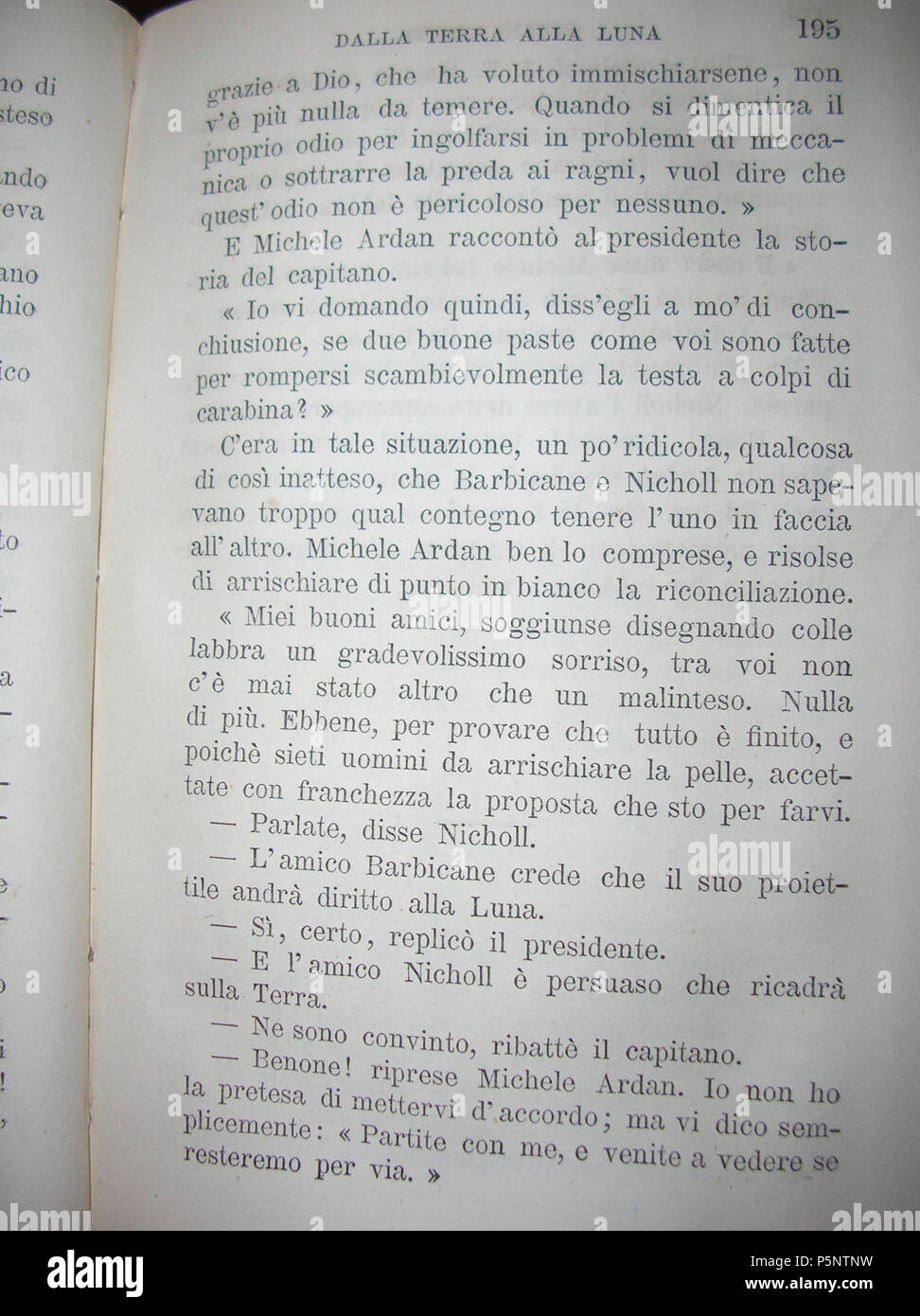 N/A. Foto del libro 'Dalla Terra alla Luna", stampata nel 1880. . Jules Verne (1828-1905) nomi alternativi Jules Gabriel Verne Descrizione lo scrittore francese Data di nascita e morte 8 Febbraio 1828 24 marzo 1905 Luogo di nascita e morte Nantes Amiens periodo di lavoro 1850- competente controllo : Q33977 VIAF:76323989 ISNI:0000 0001 2140 0562 ULAN:500253402 LCCN:N79064013 NLA:35580378 WorldCat 407 Dalla Terra alla Luna - 195 Foto Stock