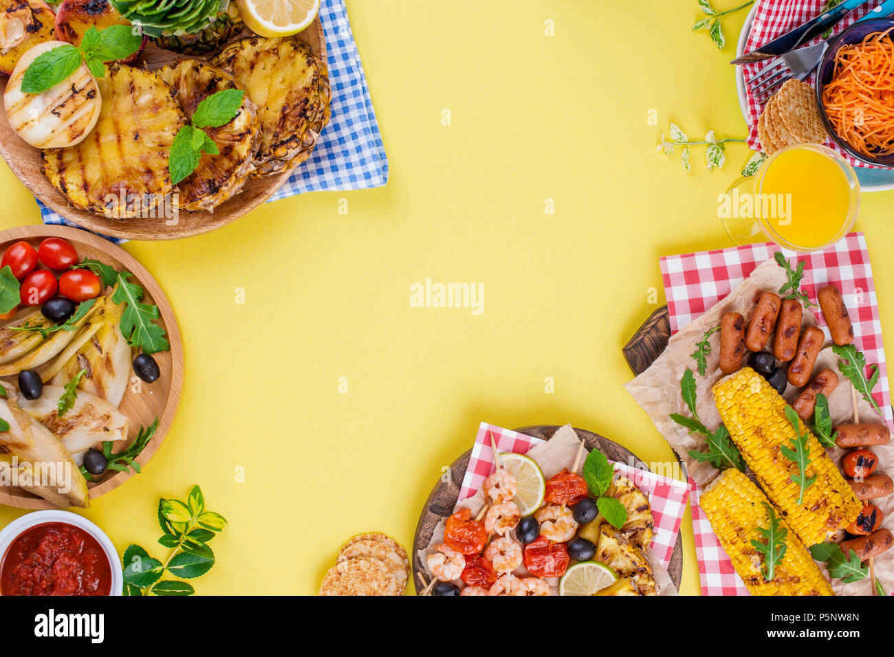 Diversi tipi di frutta e verdura in grigliate e gamberetti. Sfondo giallo. In estate la cena. Copia spazio. laici piatta Foto Stock