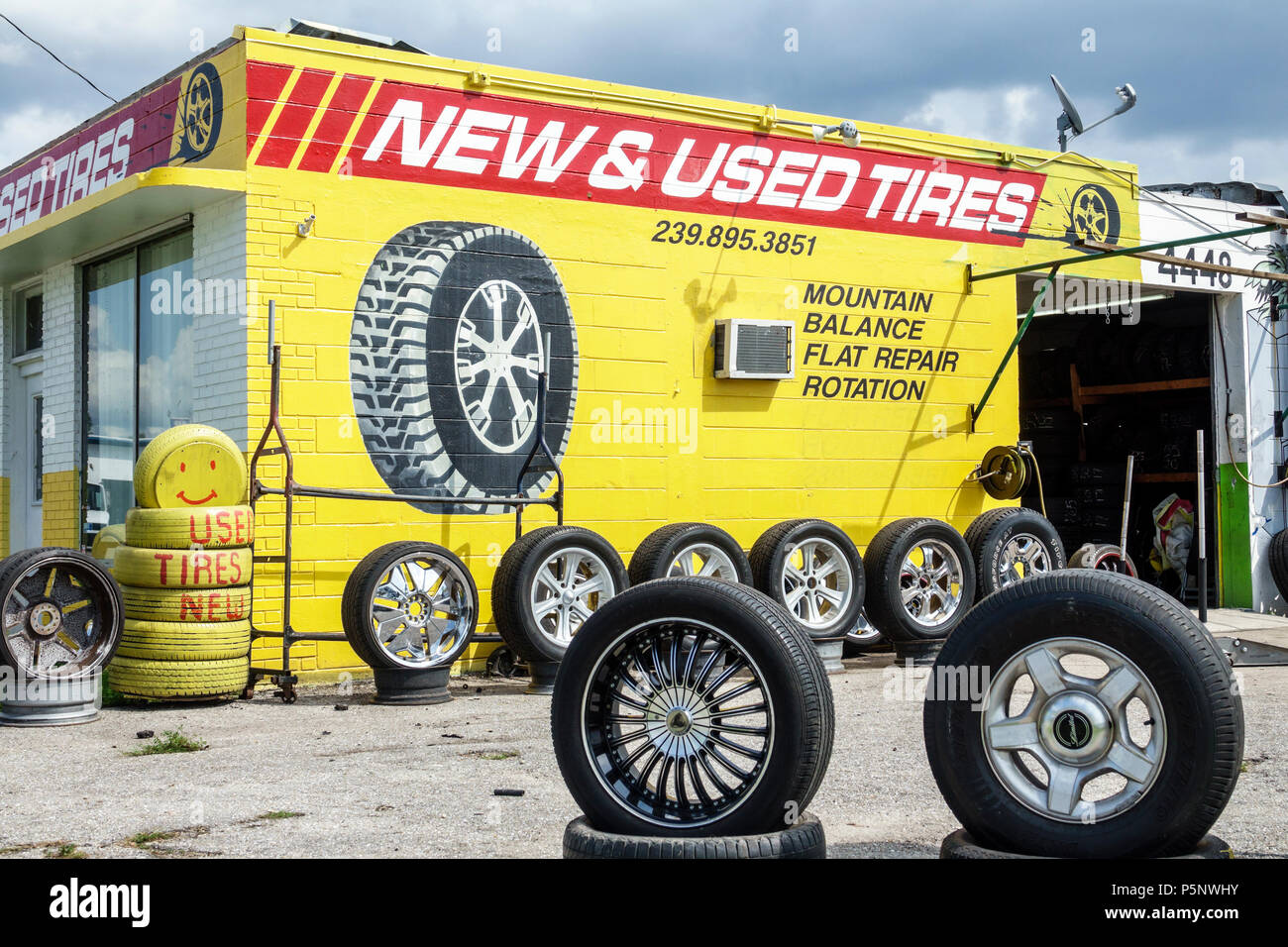 Fort ft. Myers Florida,business,marketing,nuovi pneumatici auto usate,vendita display,cerchioni,pubblicità cartellone arte parete,FL170925133 Foto Stock