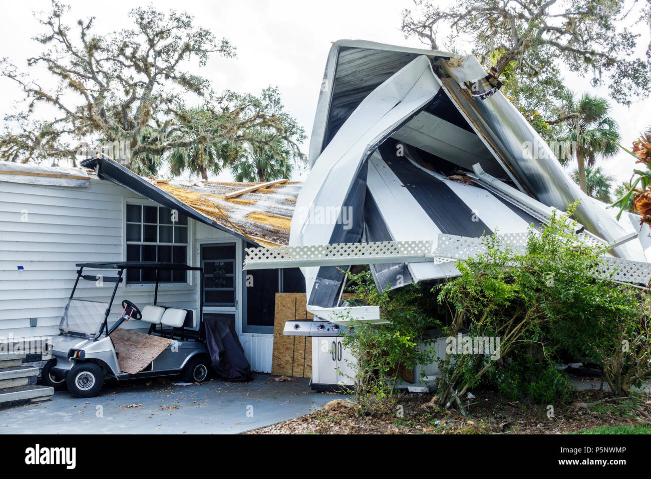 Fort ft. Myers Florida,Alva,Oak Park Mobile Home Village,dopo l'uragano Irma tempesta danni al vento distruzione aftermath,danni strutturali,alluminio sidin Foto Stock