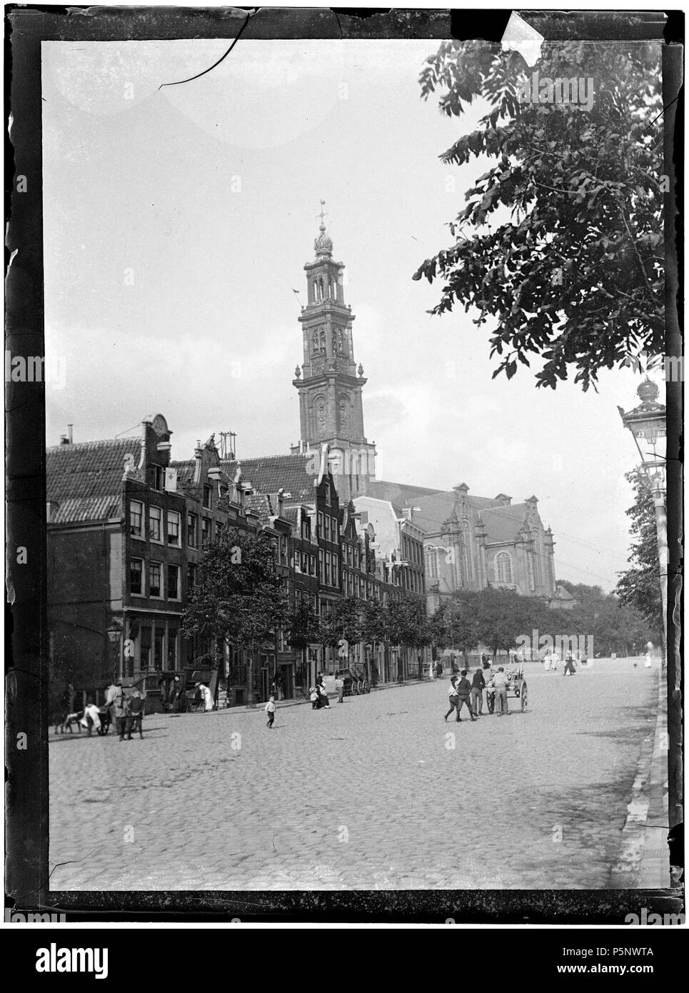 N/A. Nederlands: Beschrijving Rozengracht 26-2 Gezien naar de Westerkerk. Links op de voorgrond de ingang van de Eerste Bloemdwarsstraat. Documenttype foto Vervaardiger Stomps, Benjamin Wilhelmus Collectie Collectie B.W. Stomps Datering 1895 t/m 1900 Geografische naam Rozengracht Inventarissen http://archief.amsterdam/archief/10162 Afbeeldingsbestand 010162000234 generato con Dememorixer . 1895 t/m 1900. Benjamin Wilhelmus Stomps (1856-1904) 188 Benjamin Wilhelmus Stomps, Afb 010162000234 Foto Stock