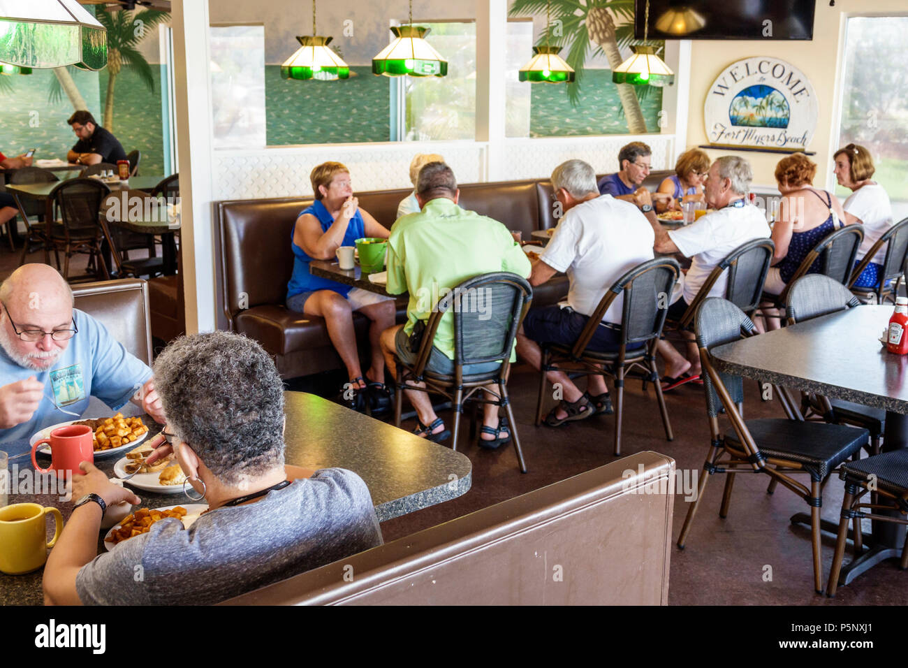 Florida, Fort ft. Myers Beach, colazione davvero deliziosa, ristorante ristoranti, cibo, caffè, interno, stand, uomo uomo uomo maschio, donna femmina Foto Stock