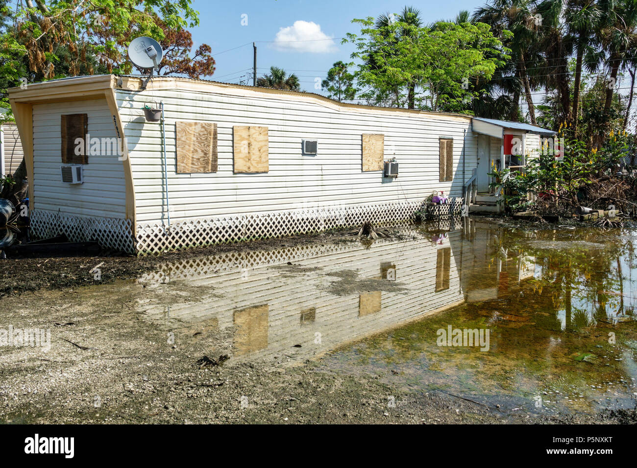 Florida,Bonita Springs,dopo l'uragano Irma tempesta acqua danni distruzione post-catapo,allagamento,parco mobile rimorchio casa,FL170925156 Foto Stock