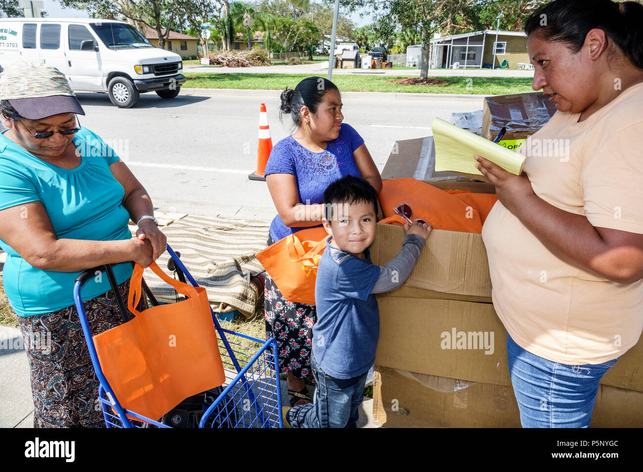 Florida,Bonita Springs,dopo uragano Irma tempesta danni distruzione post-devastazione,disaster soccorsi recupero,donazioni sito di distribuzione punto,ispanico Lat Foto Stock