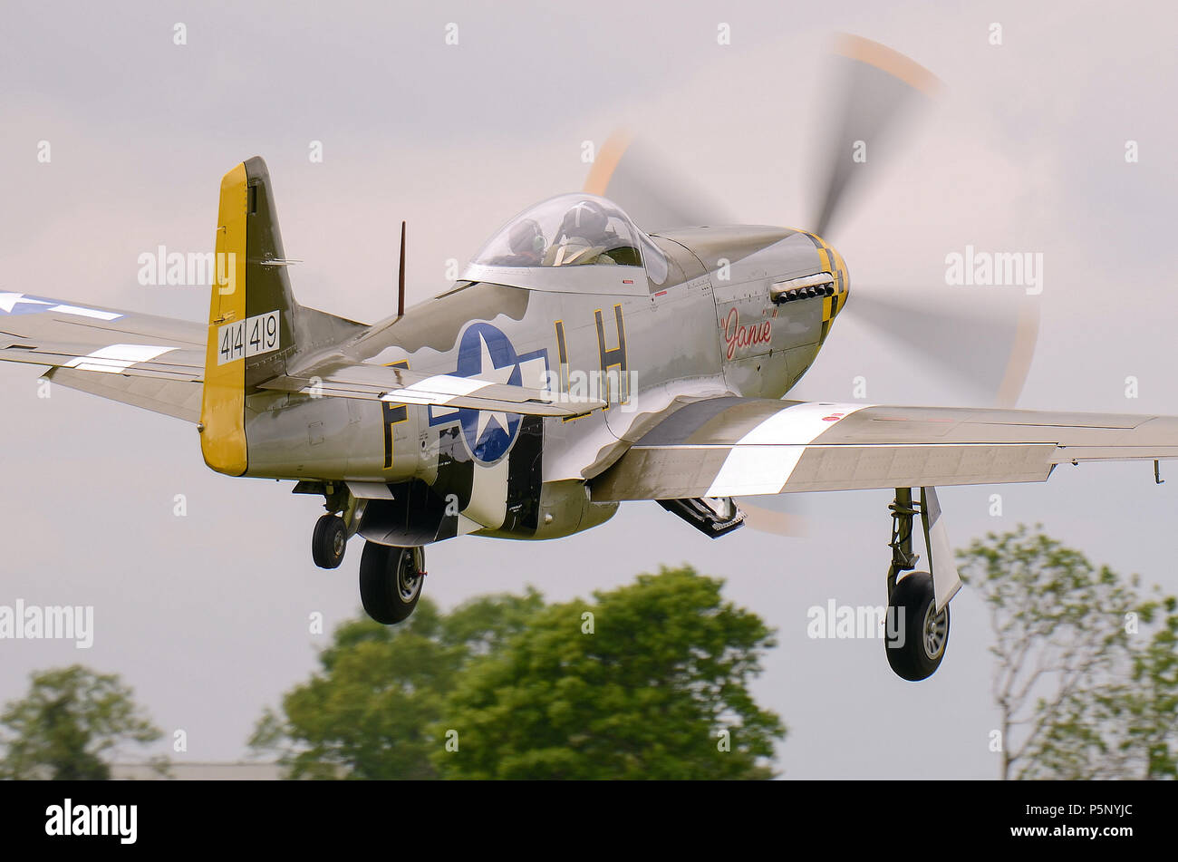 North American P-51D Mustang Janie Seconda Guerra Mondiale aereo da combattimento di Hardwick Warbirds alla loro base di Hardwick Airfield, Norfolk, Regno Unito. Flying Foto Stock