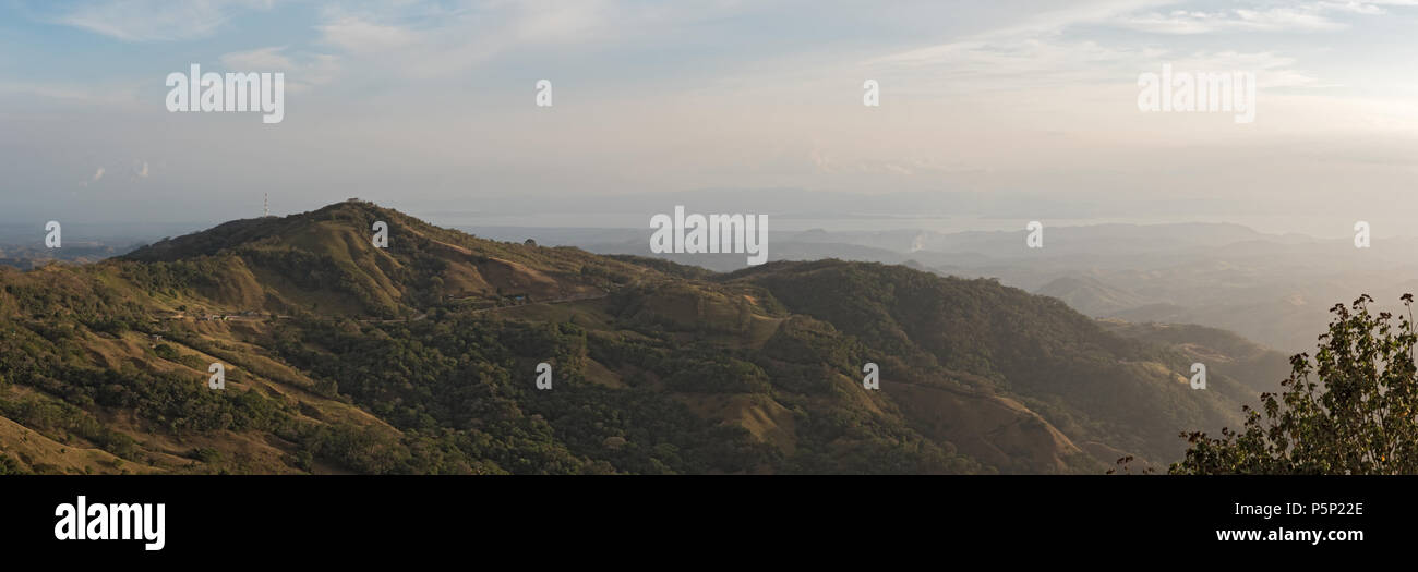 Panorama vista del paesaggio in Riserva Monteverde Cloud Forest, Costa Rica Foto Stock
