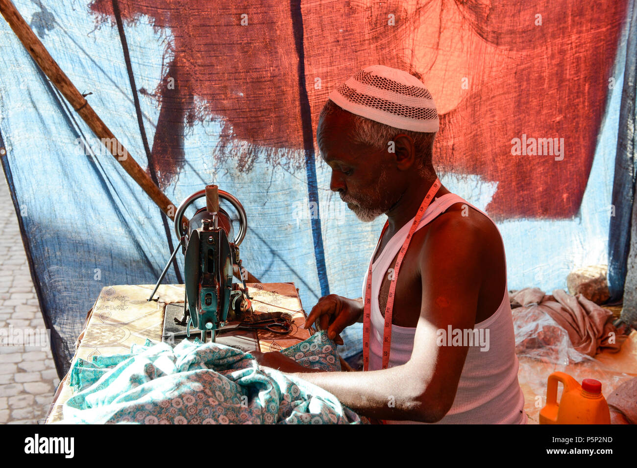 L' ETIOPIA Harar, città vecchia, sarto / AETHIOPIEN, Harar, Altstadt, Markt , Schneider Foto Stock