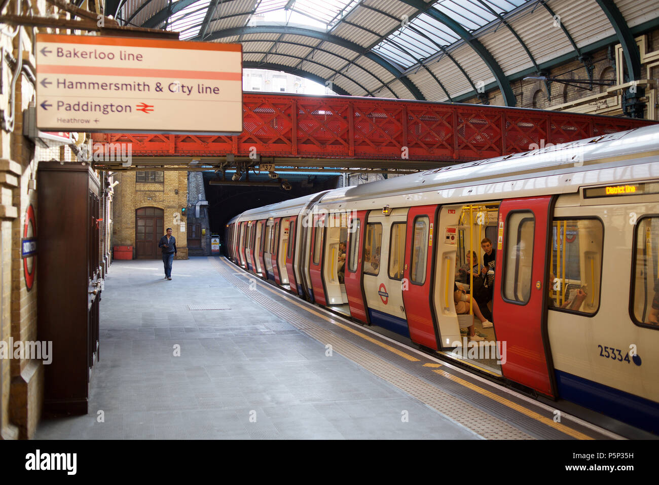 Treno della District Line presso la stazione metro di Paddington a Londra Foto Stock