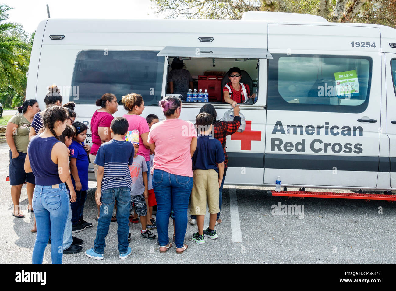 Florida LaBelle dopo l'uragano Irma Assistenza disaster recovery, Red Cross Disaster Relief aiutare cibo van pasti gratuiti, famiglie ispaniche bambini residenti Foto Stock