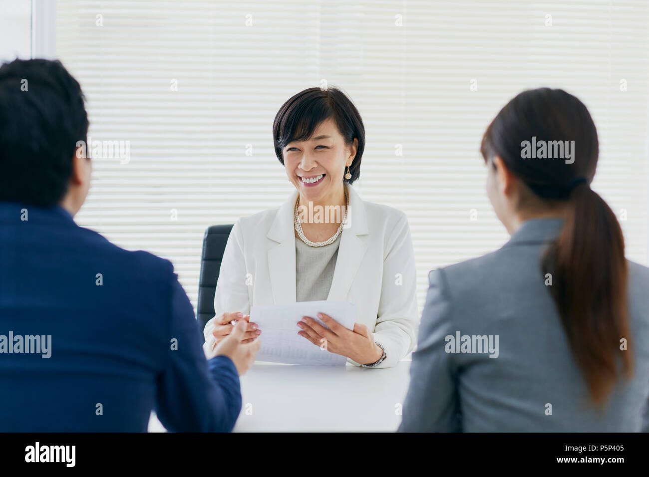 Senior giapponese imprenditrice avente riunione in ufficio Foto Stock