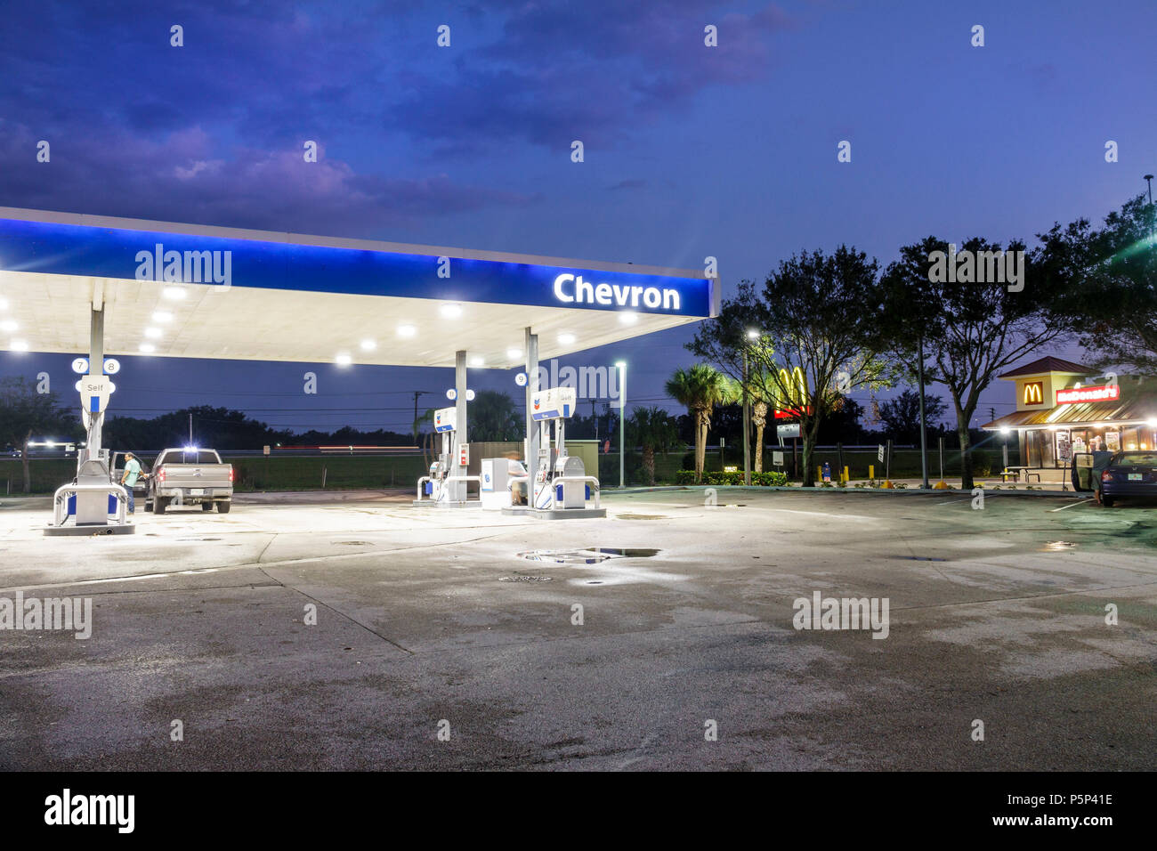 Stuart Florida,notte,Chevron,stazione di rifornimento benzina gas,pompe,tettoia,FL170925235 Foto Stock