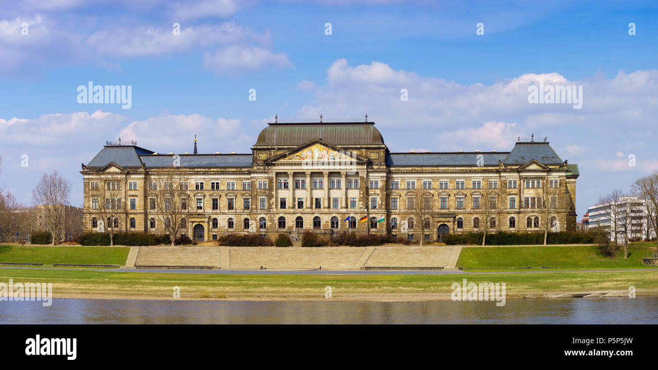 Vista della Sassonia Ministero di Stato delle finanze di Dresda, in Germania. Foto Stock