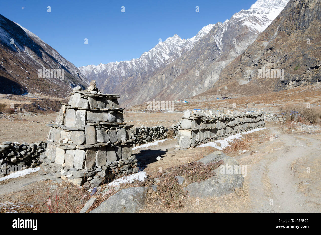 Mani parete accanto a via, Mundu, Langtang Valley, Nepal Foto Stock